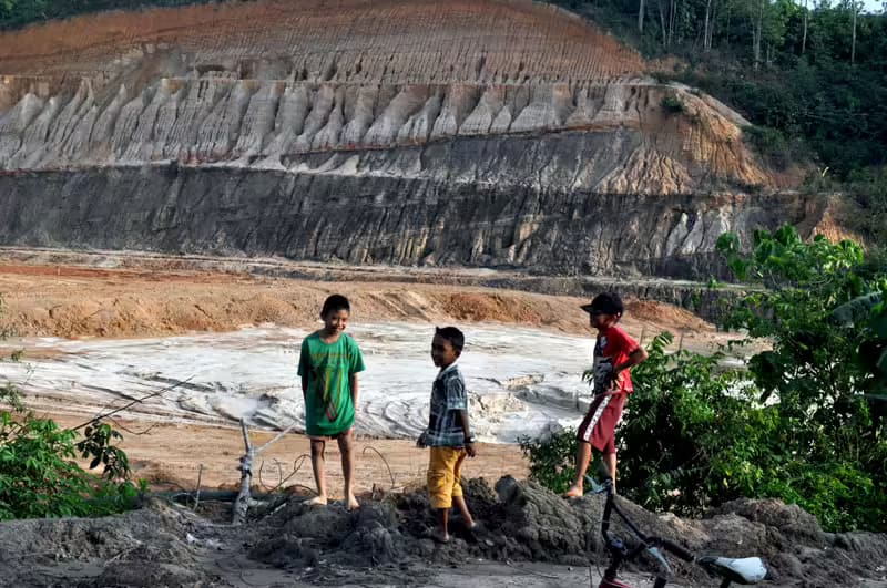Anak tambang, sumber foto: Mongabay